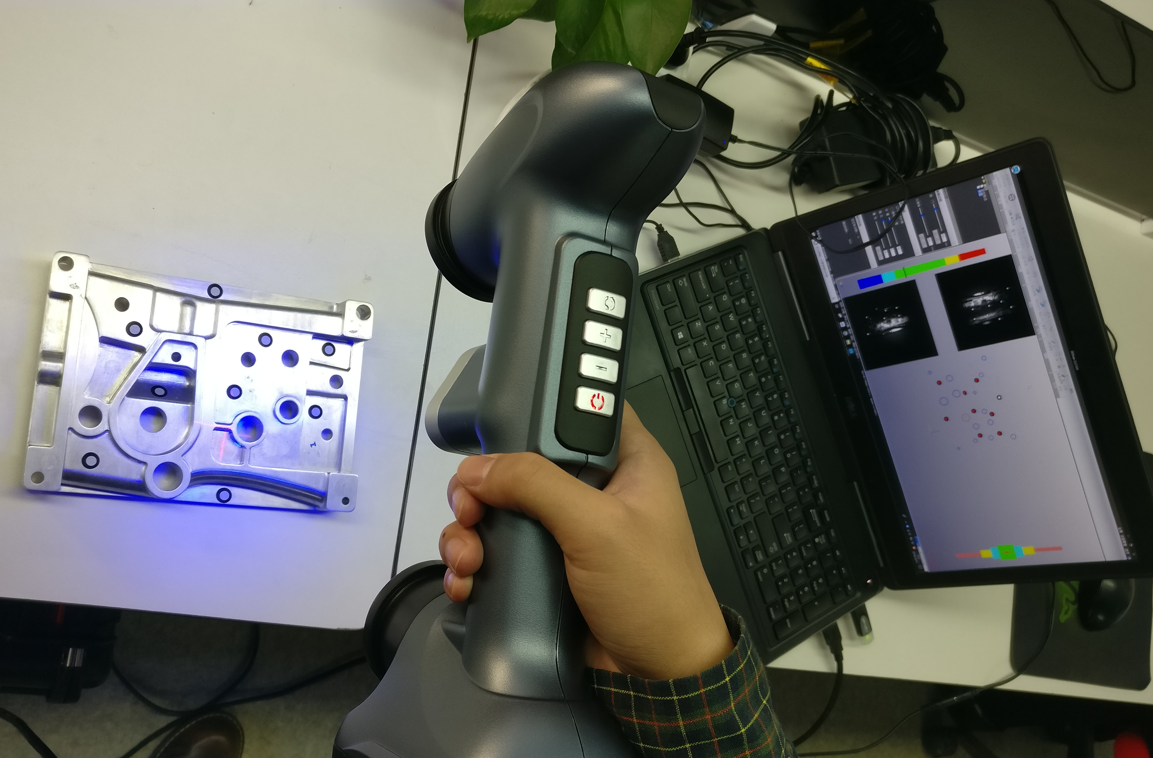 3D-сканер с захватом отверстий для деталей машин